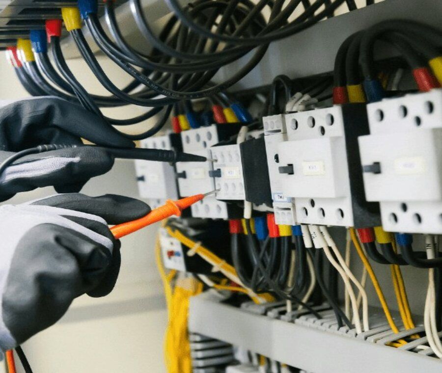 Comprobación de un cuadro eléctrico con un multímetro
