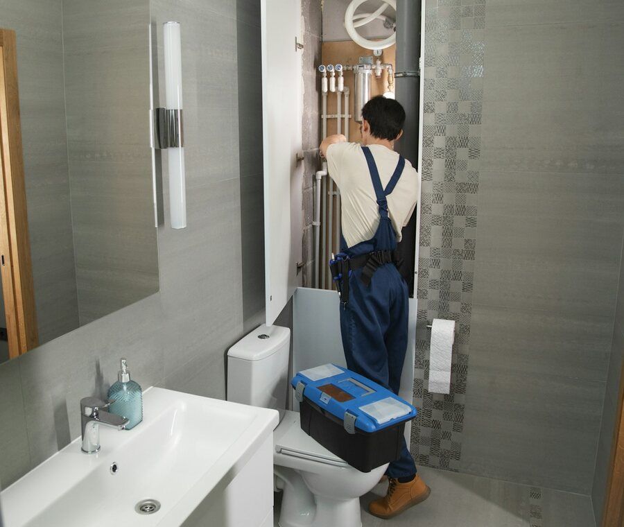 Fontanero trabajando en la instalación de un cuarto de baño