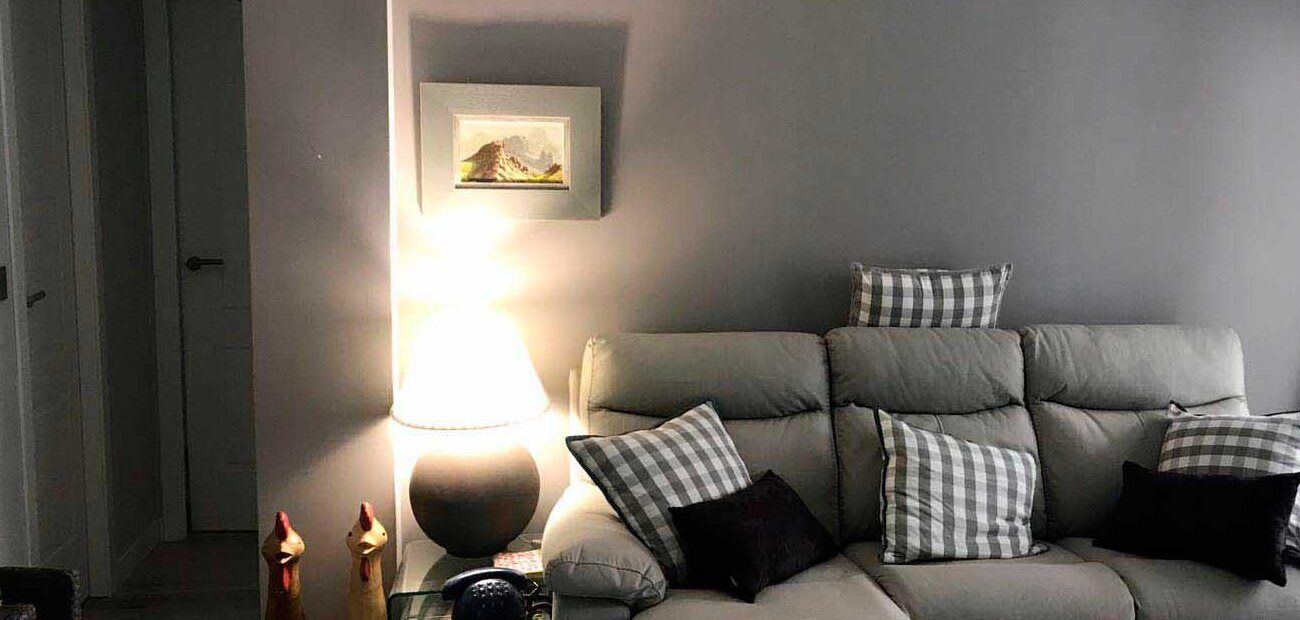 Salón de un piso reformado integralmente por Reformas RMB en Aluche, Madrid